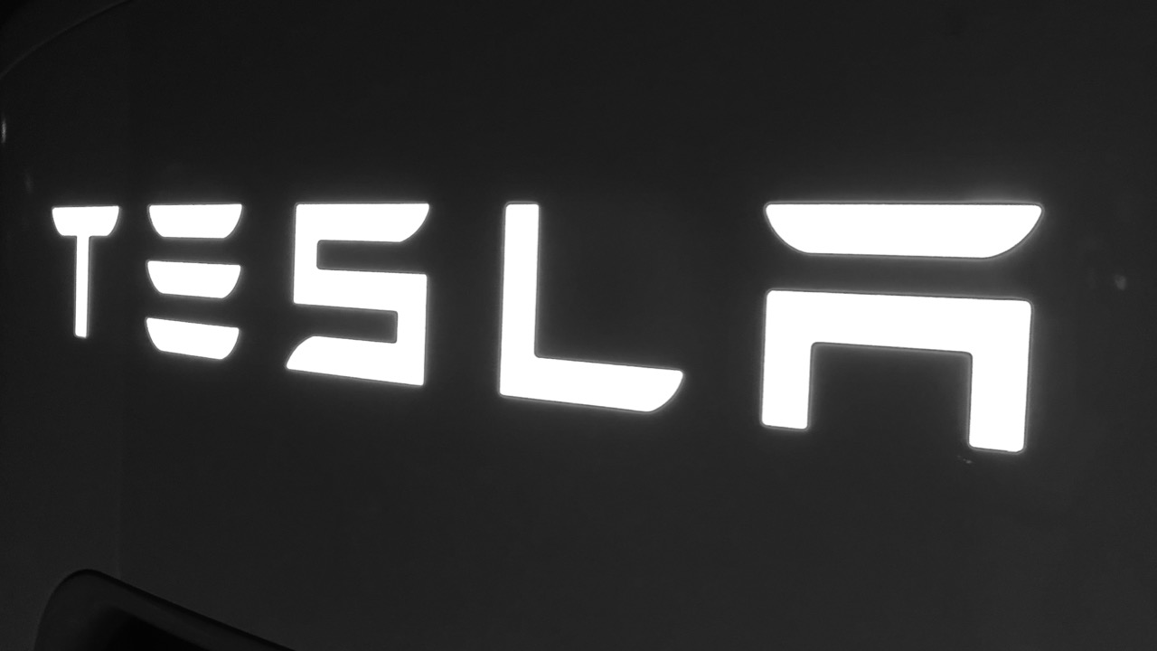 Beleuchteter TESLA-Schriftzug auf einer Supercharger-Ladesäule