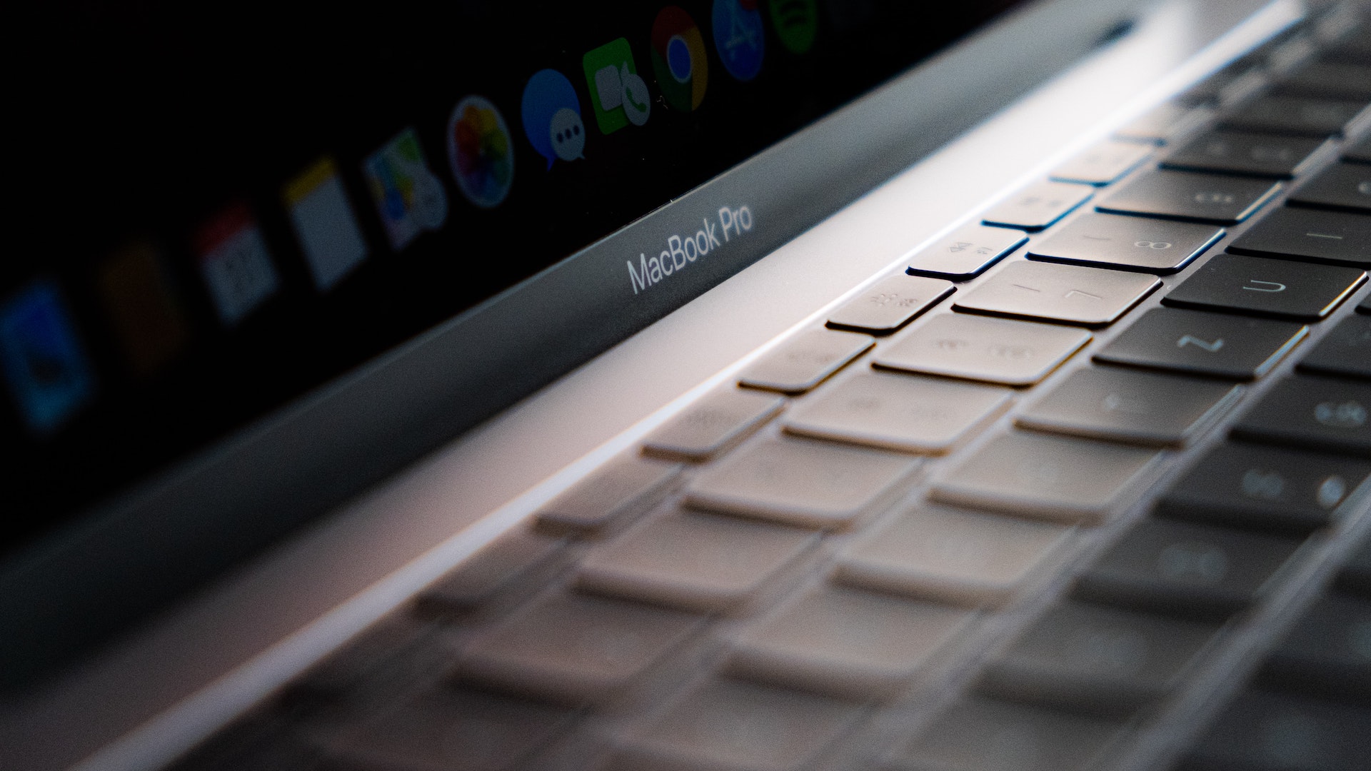 Display und Teile der Tastatur eines Apple MacBook Pro
