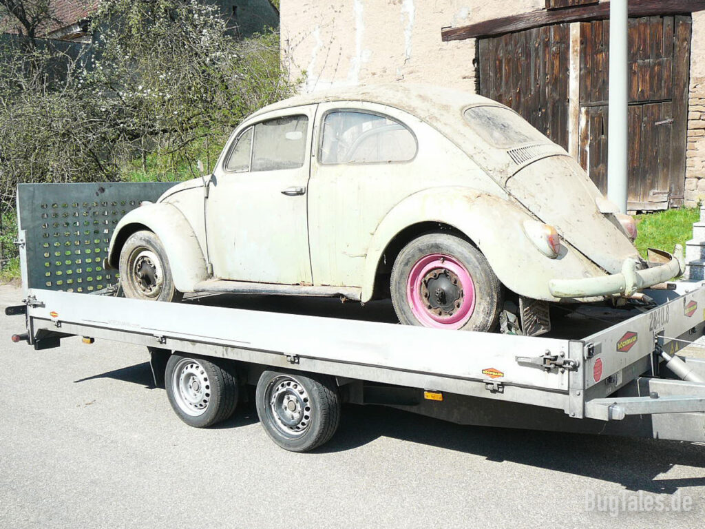 Volkswagen Käfer auf einem Transportanhänger