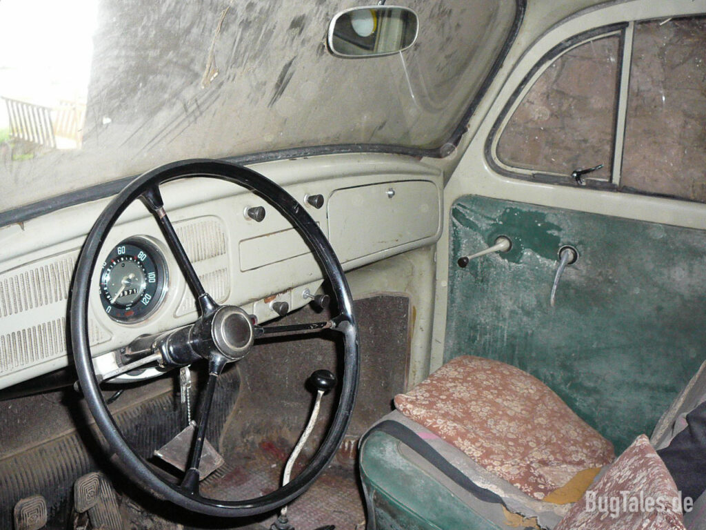 Innenraum eines Volkswagen Käfer nach langer Lagerzeit in einer Scheune