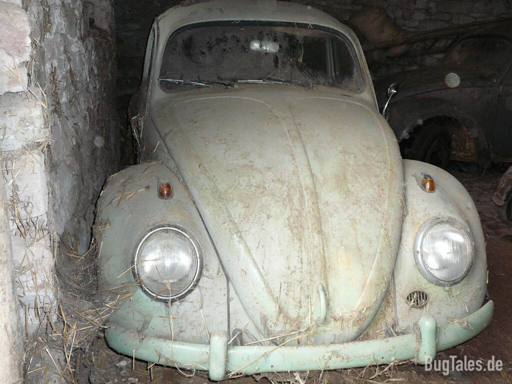 Volkswagen Käfer in einer Scheune