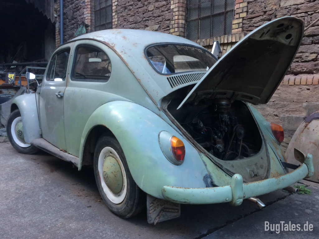Volkswagen Käfer des Modelljahres 1960 mit geöffneter Motorhaube