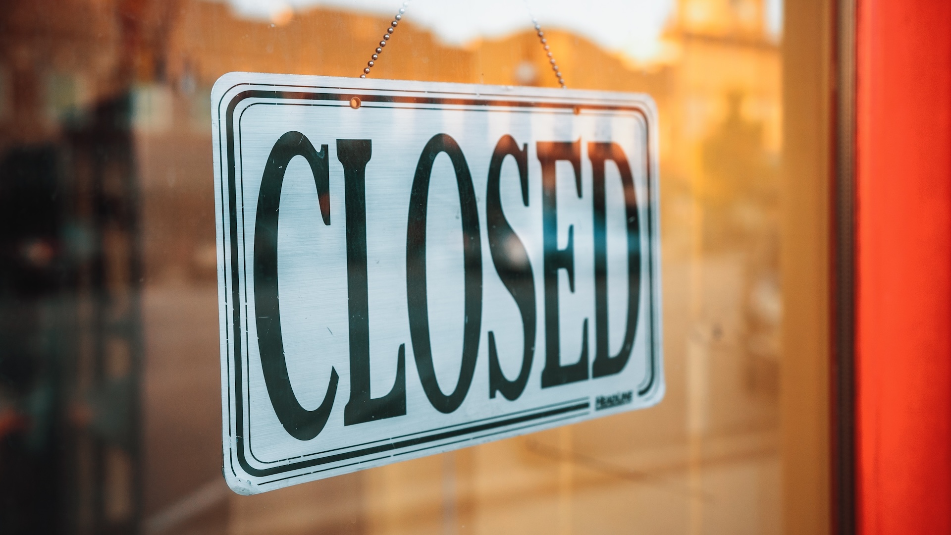 „Closed“-Schild eines geschlossenen Shops an einer Ladentüre